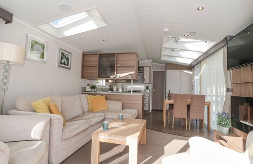 New Forest District Cottage | THE OLIVE LODGE, 227 SYCAMORE, pet friendly, with pool in New Milton