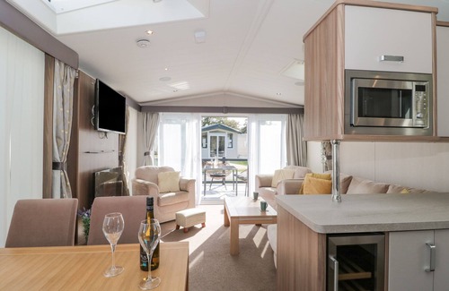 New Forest District Cottage | THE OLIVE LODGE, 227 SYCAMORE, pet friendly, with pool in New Milton