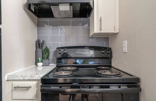 Allandale Apartment | The Olive | Stylish | Sleeps 5 | Near Downtown ATX
