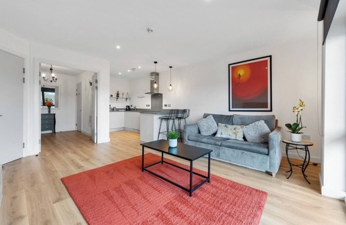 Leicester Apartment | The Olive Tree luxury apartment. Private parking. Balcony with river views.