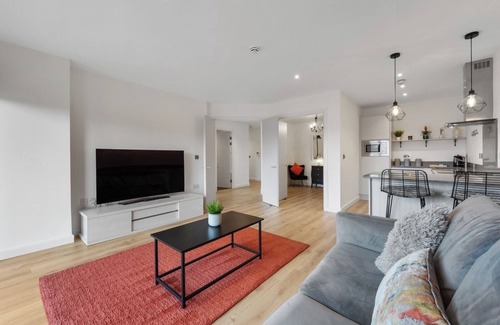 Leicester Apartment | The Olive Tree luxury apartment. Private parking. Balcony with river views.