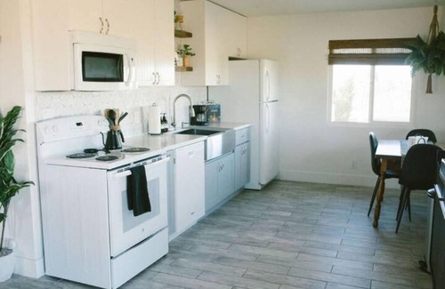 Yucca Valley Cottage | The Onyx - Hot tub - Cowboy Pool - Lounging deck