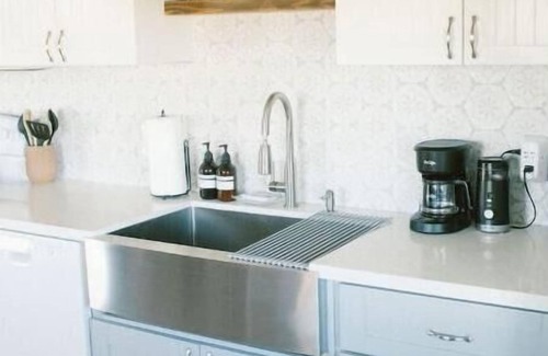 Yucca Valley Cottage | The Onyx - Hot tub - Cowboy Pool - Lounging deck