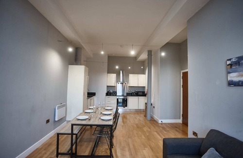 Manchester Apartment | The Onyx Suite Summar
