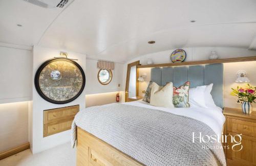 Limehouse Boat Rental | The Opal - Luxury 2-Bed Houseboat