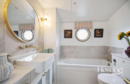 Limehouse Boat Rental | The Opal - Luxury 2-Bed Houseboat
