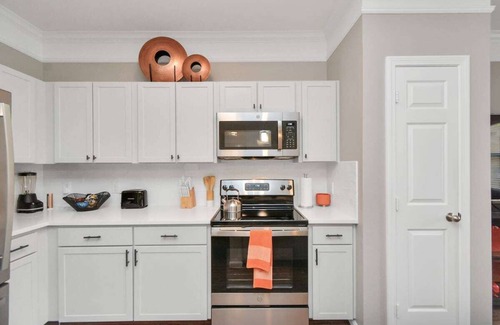 League City Apartment | The Orange Blossom near Kemah Boardwalk and NASA