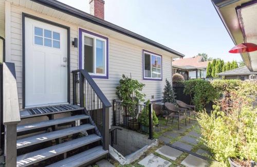 Grandview-Woodland House | The Orange Door Bungalow- 2-BR w private yard, walkable to cafes & restaurants, 10 min to DT