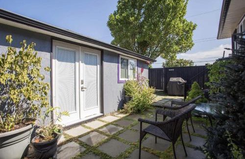 Grandview-Woodland House | The Orange Door Bungalow- 2-BR w private yard, walkable to cafes & restaurants, 10 min to DT