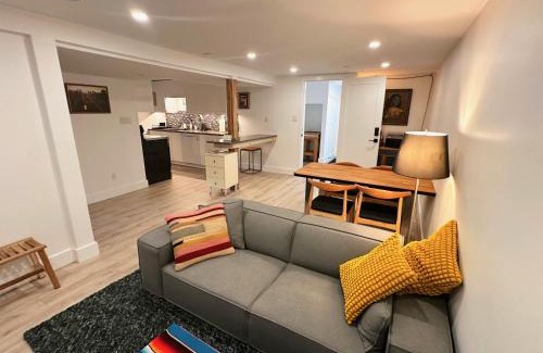 Grandview-Woodland House | The Orange Door Bungalow- 2-BR w private yard, walkable to cafes & restaurants, 10 min to DT