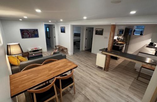 Grandview-Woodland House | The Orange Door Bungalow- 2-BR w private yard, walkable to cafes & restaurants, 10 min to DT