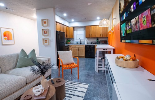 Lawrence Apartment | The Orange Lounge - 8 min to KU/Downtown