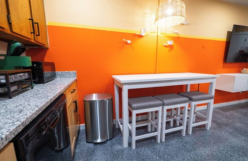Lawrence Apartment | The Orange Lounge - 8 min to KU/Downtown