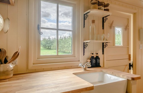 Deepdale House | The Orchard Hut - One Bedroom House, Sleeps 2