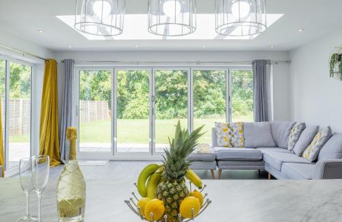 Winshill House | The Orchard - Spacious 5 Bed