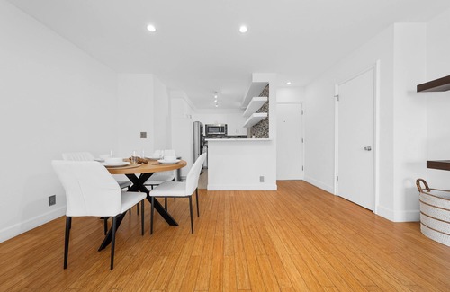 North of Montana Apartment | The Orchid-Charming 2BR Santa Monica Apartment with Pool, Jacuzzi & WiFi