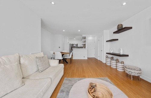 North of Montana Apartment | The Orchid-Charming 2BR Santa Monica Apartment with Pool, Jacuzzi & WiFi