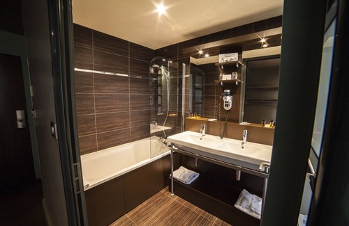 Noeux-les-Mines Hotel | The Originals Boutique, La Maison Rouge