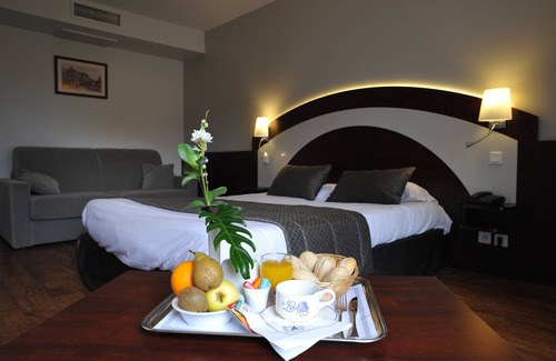 Saint-Brice-en-Cogles Hotel | The Originals Boutique, Hôtel Le Lion d'Or