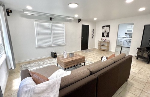 Joplin House | The Oriole: Cozy 2 Bed Home Mins Off Interstate