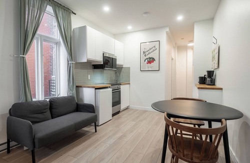 Plateau Mont Royal Apartment | The Oscar Peterson Studio | AC | TV | Near a Metro