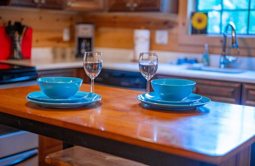 Smithville Cabin | The Ossi is a secluded couples cabin with panoramic mountain and sunset views!