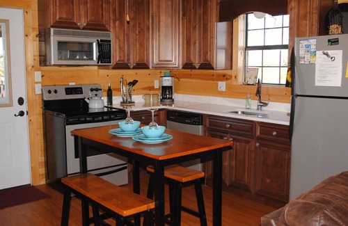 Smithville Cabin | The Ossi is a secluded couples cabin with panoramic mountain and sunset views!