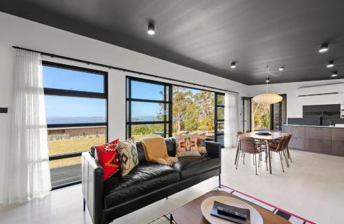 Tinderbox House | The Outlook on Mount Louis - 1 Bedroom - Stunning Views