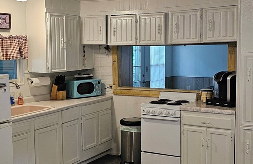 Williams House | The Overlook. Cozy 1-bedroom on the banks of the Beautiful White River