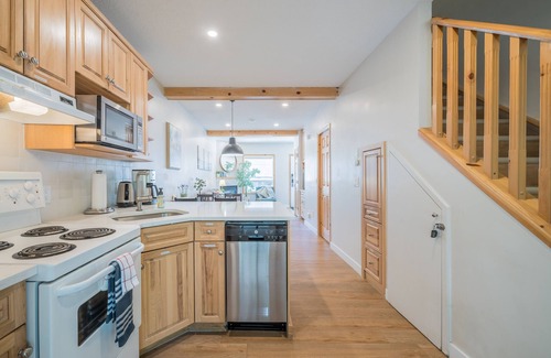 Harvie Heights House | The overlook stay - 2 suites - mountain view - Free parking - 3526