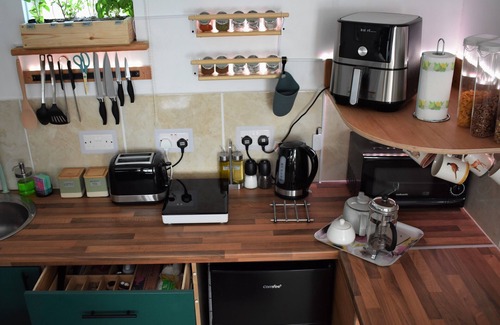Horseheath Apartment | The Owl Box: Self-contained Private Annex & Garden, kitchen, breakfast