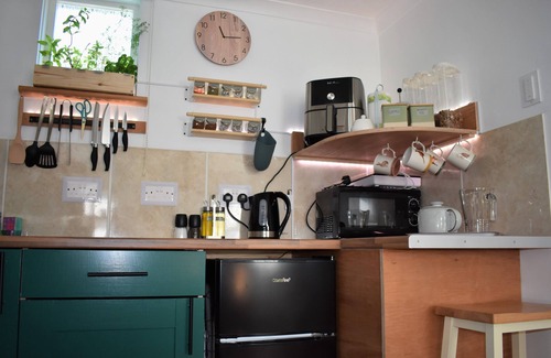 Horseheath Apartment | The Owl Box: Self-contained Private Annex & Garden, kitchen, breakfast