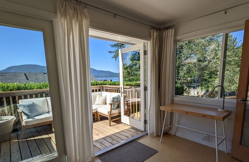 Vesuvius House | The Owl in Vesuvius. Family & Pet Friendly cottage — 2 minute stroll to beach!