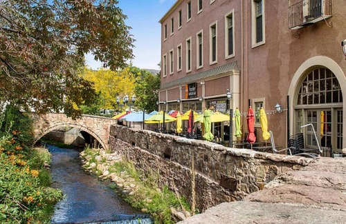 Manitou Springs Historic District House | The Owl's Nest @ Manitou: Mtn Views on Main Street