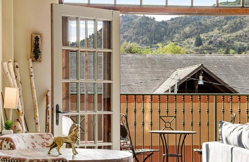 Manitou Springs Historic District House | The Owl's Nest @ Manitou: Mtn Views on Main Street