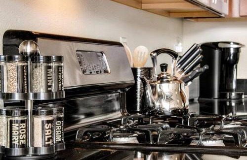 Manitou Springs Historic District House | The Owl's Nest @ Manitou: Mtn Views on Main Street