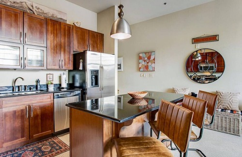 Manitou Springs Historic District Condo | The Owl's Nest @ Manitou: Mtn Views on Main Street