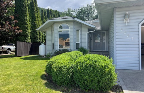 Sicamous House | The Owlhead Place - King beds, privacy and a backyard minutes from the beach!