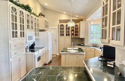 Carbondale House | The Owner Has Opened Thanksgiving Dates for the First Time!