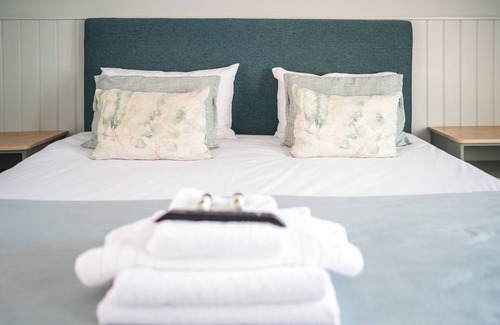 Burnham-on-Crouch Hotel | The Oyster Smack Inn