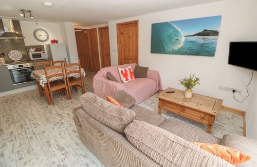 Rosudgeon Cottage | THE PACKING HOUSE, pet friendly, with a garden in Rosudgeon