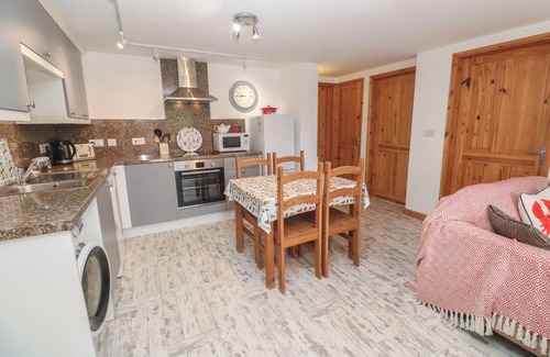 Rosudgeon Cottage | THE PACKING HOUSE, pet friendly, with a garden in Rosudgeon