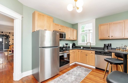 Cherokee Triangle House | The Paddock ~ 5BR Class & Fun In One! Hot Tub, Fire Pit, Mini Golf, Walkable