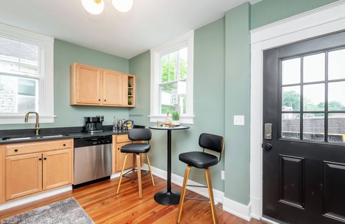 Cherokee Triangle House | The Paddock ~ 5BR Class & Fun In One! Hot Tub, Fire Pit, Mini Golf, Walkable