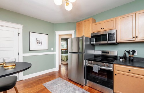 Cherokee Triangle House | The Paddock ~ 5BR Class & Fun In One! Hot Tub, Fire Pit, Mini Golf, Walkable