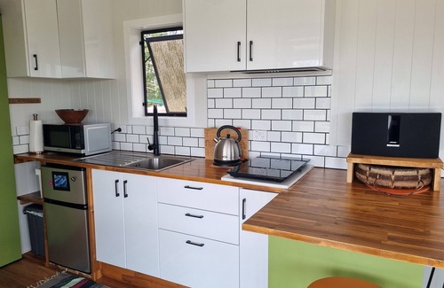 Mangonui Cottage | The Paddock House, walk to swimming hole, near beaches, cafes & restaurants.