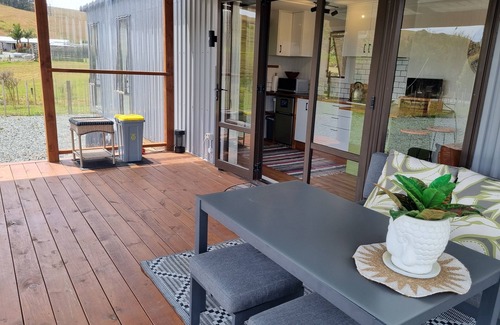 Mangonui Cottage | The Paddock House, walk to swimming hole, near beaches, cafes & restaurants.
