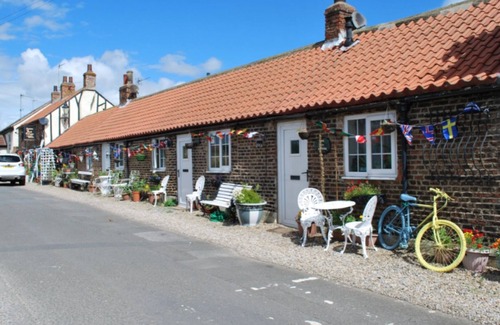 Yarm Cottage | The Paddock - Sleeping 2 - B & B Yarm double bed en suite/fridge/microwave