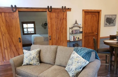 De Queen House | The Painted Bird. Private, with No houses in sight