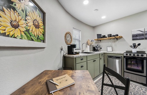 Elgin Bed & Breakfast | The Painted Silos - The Sunflower Bin. Elgin, Ft Sill and Lawton areas.
